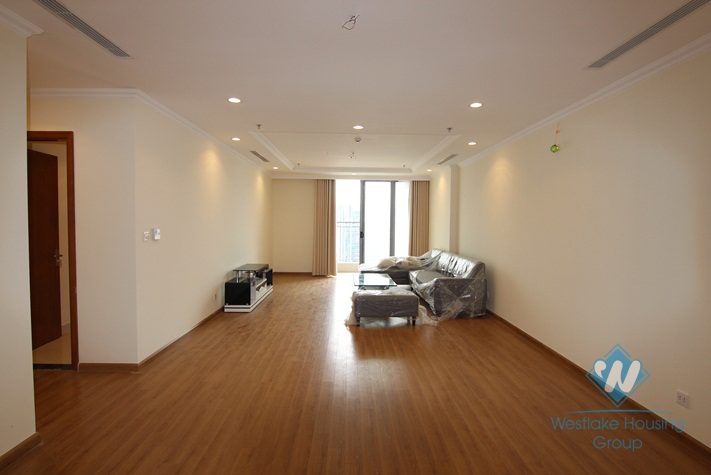Four bedrooms apartment for rent in Vinhome Nguyen Chi Thanh, Dong Da district, Ha Noi